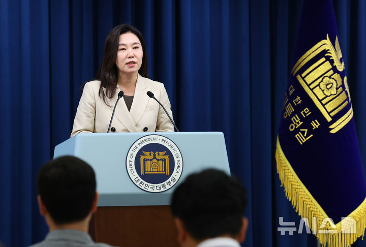 [서울=뉴시스] 최진석 기자 = 강유정 대변인이 8일 서울 용산 대통령실에서 브리핑룸 정비 관련 브리핑을 하고 있다. 2025.06.08. myjs@newsis.com