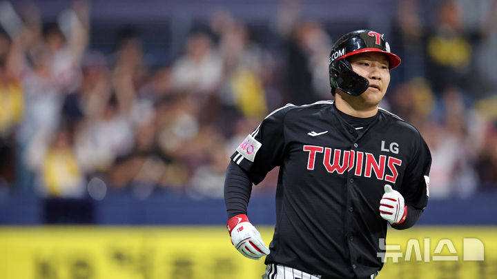 [서울=뉴시스] 김금보 기자 = 8일 서울 구로구 고척스카이돔에서 열린 프로야구 2025 KBO리그 LG 트윈스와 키움 히어로즈의 경기, 7회초 2사 1루 LG 문보경이 2점 홈런을 치고 베이스를 돌고 있다. 2025.06.08. kgb@newsis.com