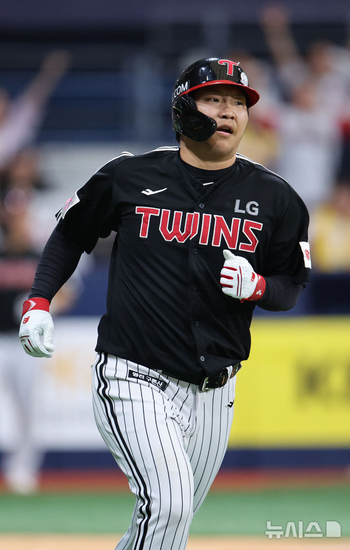 [서울=뉴시스] 김금보 기자 = 8일 서울 구로구 고척스카이돔에서 열린 프로야구 2025 KBO리그 LG 트윈스와 키움 히어로즈의 경기, 7회초 2사 1루 LG 문보경이 2점 홈런을 치고 기뻐하고 있다. 2025.06.08. kgb@newsis.com