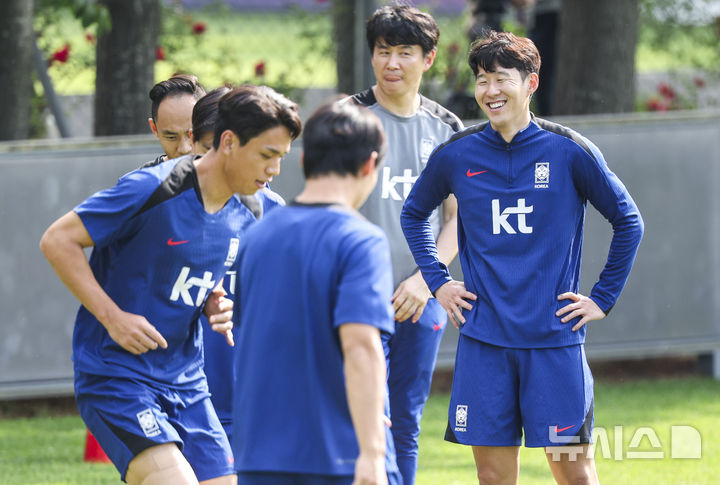 [파주=뉴시스] 황준선 기자 = 대한민국 축구 국가대표팀 손흥민이 8일 오후 경기 파주시 국가대표트레이닝센터(NFC)에서 열린 훈련에서 웃고 있다.&nbsp; 대한민국 축구 국가대표팀은 오는 10일 서울월드컵경기장에서 쿠웨이트와 2026 국제축구연맹(FIFA) 북중미 월드컵 아시아 지역 3차 예선 B조 최종 10차전을 치른다. 2025.06.08. hwang@newsis.com