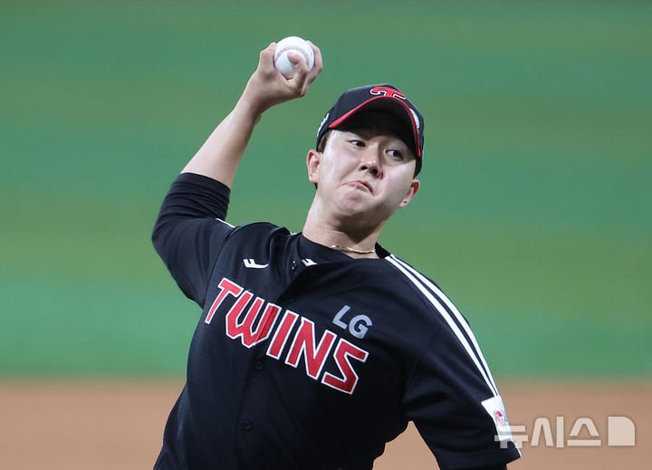 [서울=뉴시스] 김금보 기자 = 8일 서울 구로구 고척스카이돔에서 열린 프로야구 2025 KBO리그 LG 트윈스와 키움 히어로즈의 경기, 9회말 LG 마무리 유영찬이 역투하고 있다. 2025.06.08. kgb@newsis.com