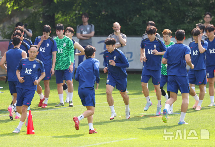 [파주=뉴시스] 황준선 기자 = 대한민국 축구 국가대표팀이 8일 오후 경기 파주시 국가대표트레이닝센터(NFC)에서 훈련을 하고 있다.대한민국 축구 국가대표팀은 오는 10일 서울월드컵경기장에서 쿠웨이트와 2026 국제축구연맹(FIFA) 북중미 월드컵 아시아 지역 3차 예선 B조 최종 10차전을 치른다. 2025.06.08. hwang@newsis.com