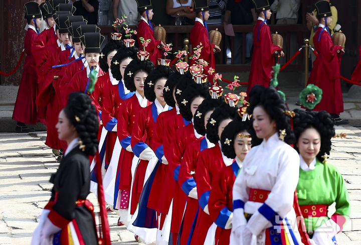 [서울=뉴시스] 김근수 기자 = 8일 오후 서울 종로구 경복궁 근정전에서 세종조 회례연이 펼쳐지고 있다. 궁중 연례악과 무용을 재현한 세종조 회례연은 지난 2013년 이후 12년 만에 경복궁에서 다시 열렸다. 2025.06.08. ks@newsis.com