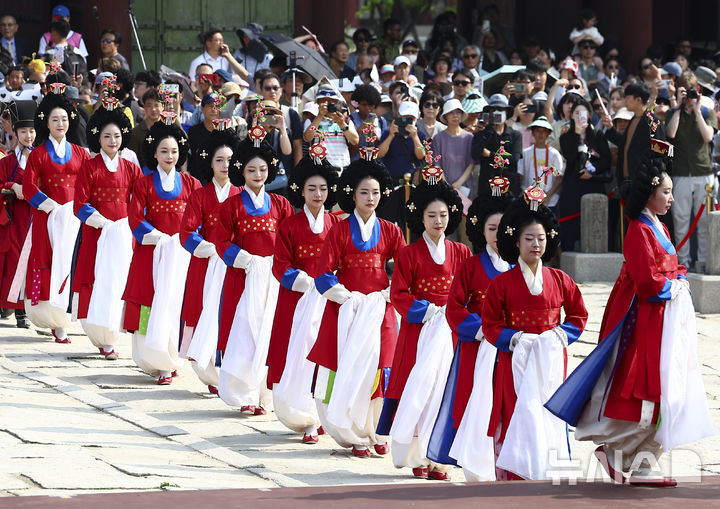[서울=뉴시스] 김근수 기자 = 8일 오후 서울 종로구 경복궁 근정전에서 세종조 회례연이 펼쳐지고 있다. 궁중 연례악과 무용을 재현한 세종조 회례연은 지난 2013년 이후 12년 만에 경복궁에서 다시 열렸다. 2025.06.08. ks@newsis.com