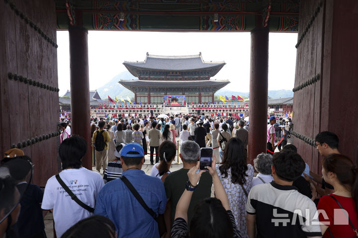 [서울=뉴시스] 김근수 기자 = 8일 오후 서울 종로구 경복궁 근정전에서 세종조 회례연이 펼쳐지고 있다. 궁중 연례악과 무용을 재현한 세종조 회례연은 지난 2013년 이후 12년 만에 경복궁에서 다시 열렸다. 2025.06.08. ks@newsis.com