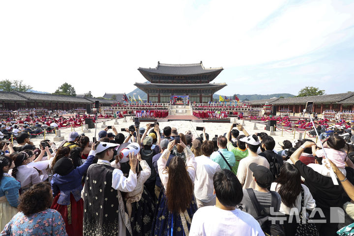 [서울=뉴시스] 김근수 기자 = 8일 오후 서울 종로구 경복궁 근정전에서 세종조 회례연이 펼쳐지고 있다. 궁중 연례악과 무용을 재현한 세종조 회례연은 지난 2013년 이후 12년 만에 경복궁에서 다시 열렸다. 2025.06.08. ks@newsis.com