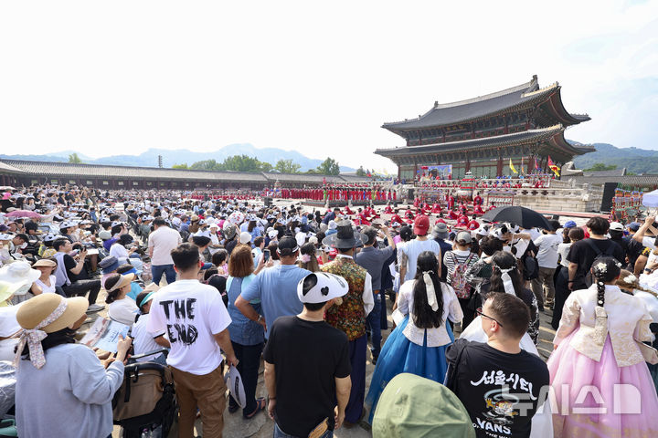 [서울=뉴시스] 김근수 기자 = 8일 오후 서울 종로구 경복궁 근정전에서 세종조 회례연이 펼쳐지고 있다. 궁중 연례악과 무용을 재현한 세종조 회례연은 지난 2013년 이후 12년 만에 경복궁에서 다시 열렸다. 2025.06.08. ks@newsis.com