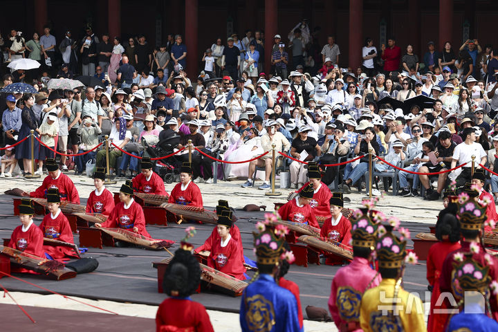 [서울=뉴시스] 김근수 기자 = 8일 오후 서울 종로구 경복궁 근정전에서 세종조 회례연이 펼쳐지고 있다.궁중 연례악과 무용을 재현한 세종조 회례연은 지난 2013년 이후 12년 만에 경복궁에서 다시 열렸다. 2025.06.08. ks@newsis.com