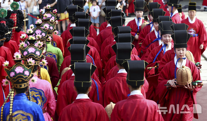 [서울=뉴시스] 김근수 기자 = 8일 오후 서울 종로구 경복궁 근정전에서 세종조 회례연이 펼쳐지고 있다. 궁중 연례악과 무용을 재현한 세종조 회례연은 지난 2013년 이후 12년 만에 경복궁에서 다시 열렸다. 2025.06.08. ks@newsis.com
