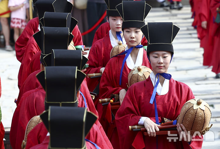 [서울=뉴시스] 김근수 기자 = 8일 오후 서울 종로구 경복궁 근정전에서 세종조 회례연이 펼쳐지고 있다.궁중 연례악과 무용을 재현한 세종조 회례연은 지난 2013년 이후 12년 만에 경복궁에서 다시 열렸다. 2025.06.08. ks@newsis.com