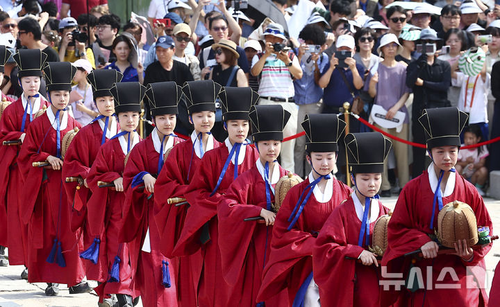 [서울=뉴시스] 김근수 기자 = 8일 오후 서울 종로구 경복궁 근정전에서 세종조 회례연이 펼쳐지고 있다. 궁중 연례악과 무용을 재현한 세종조 회례연은 지난 2013년 이후 12년 만에 경복궁에서 다시 열렸다. 2025.06.08. ks@newsis.com