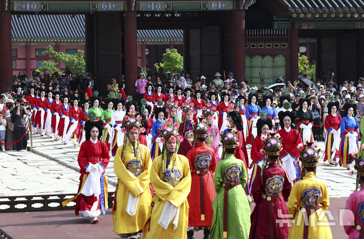 [서울=뉴시스] 김근수 기자 = 8일 오후 서울 종로구 경복궁 근정전에서 세종조 회례연이 펼쳐지고 있다. 궁중 연례악과 무용을 재현한 세종조 회례연은 지난 2013년 이후 12년 만에 경복궁에서 다시 열렸다. 2025.06.08. ks@newsis.com
