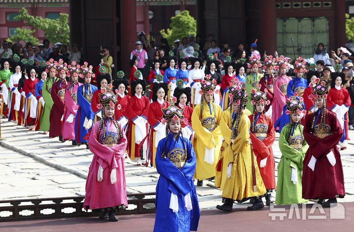 [서울=뉴시스] 김근수 기자 = 8일 오후 서울 종로구 경복궁 근정전에서 세종조 회례연이 펼쳐지고 있다.궁중 연례악과 무용을 재현한 세종조 회례연은 지난 2013년 이후 12년 만에 경복궁에서 다시 열렸다. 2025.06.08. ks@newsis.com