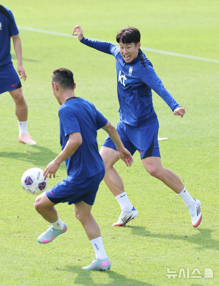 [파주=뉴시스] 황준선 기자 = 대한민국 축구 국가대표팀 주장 손흥민이 8일 오후 경기 파주시 국가대표트레이닝센터(NFC)에서 훈련을 하고 있다.대한민국 축구 국가대표팀은 오는 10일 서울월드컵경기장에서 쿠웨이트와 2026 국제축구연맹(FIFA) 북중미 월드컵 아시아 지역 3차 예선 B조 최종 10차전을 치른다. 2025.06.08. hwang@newsis.com