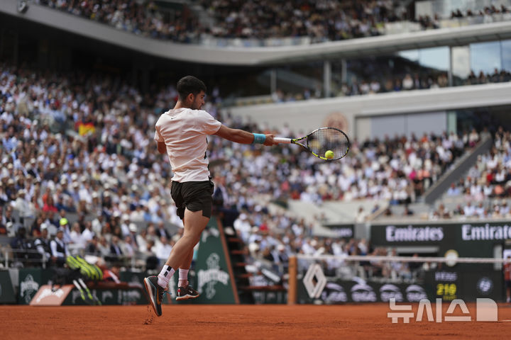 [파리=AP/뉴시스] 카를로스 알카라스(2위·스페인)가 8일(현지 시간) 프랑스 파리 롤랑가로스에서 열린 프랑스오픈 남자 단식 결승전에서 얀니크 신네르(1위·이탈리아)와 경기하고 있다. 알카라스는 신네르와 5시간 29분 대접전 끝에 3-2(4-6 6-7 6-4 7-6 7-6) 역전승을 거두고 대회 2연패를 달성했다. 2025.06.09.
