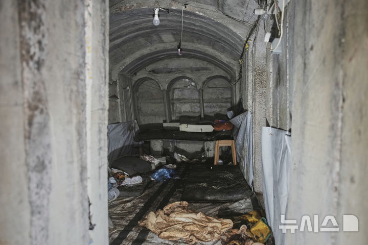 [칸유니스=AP/뉴시스] 8일(현지 시간) 가자지구 남부 칸유니스의 유럽병원 지하 터널 내부 모습. 이스라엘군은 해당 터널에서 하마스 대원이 활동했다고 주장했다. 2025.06.08.