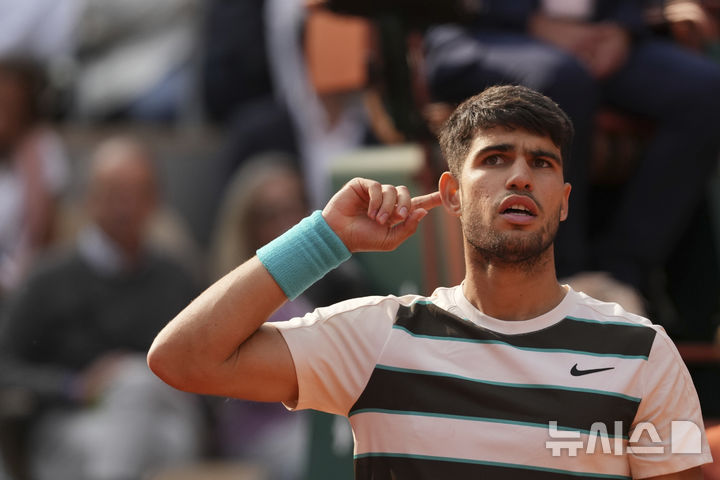 <font style="vertical-align: inherit;"><font style="vertical-align: inherit;">[파리=AP/뉴시스] 카를로스 알카라스(2위·스페인)가 8일(현지 시간) 프랑스 파리 롤랑가로스에서 열린 프랑스오픈 남자 단식 결승전 3세트에서 얀니크 신네르(1위·이탈리아)를 상대로 승리한 뒤 환호성을 듣고 있다. 알카라스는 신네르와 5시간 29분 대접전 끝에 3-2(4-6 6-7 6-4 7-6 7-6) 역전승을 거두고 대회 2연패를 달성했다. 2025.06.09.</font></font>