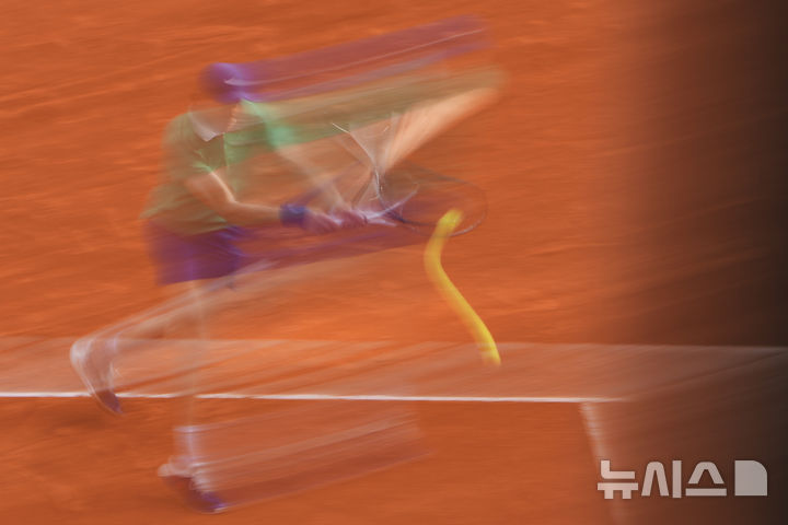 [파리=AP/뉴시스] 얀니크 신네르(1위·이탈리아)가 8일(현지 시간) 프랑스 파리 롤랑가로스에서 열린 프랑스오픈 남자 단식 결승전에서 카를로스 알카라스(2위·스페인)와 경기하고 있다. 알카라스는 신네르와 5시간 29분 대접전 끝에 3-2(4-6 6-7 6-4 7-6 7-6) 역전승을 거두고 대회 2연패를 달성했다. 2025.06.09.