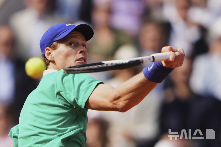 [파리=AP/뉴시스] 얀니크 신네르(1위·이탈리아)가 8일(현지 시간) 프랑스 파리 롤랑가로스에서 열린 프랑스오픈 남자 단식 결승전에서 카를로스 알카라스(2위·스페인)와 경기하고 있다. 알카라스는 신네르와 5시간 29분 대접전 끝에 3-2(4-6 6-7 6-4 7-6 7-6) 역전승을 거두고 대회 2연패를 달성했다. 2025.06.09.