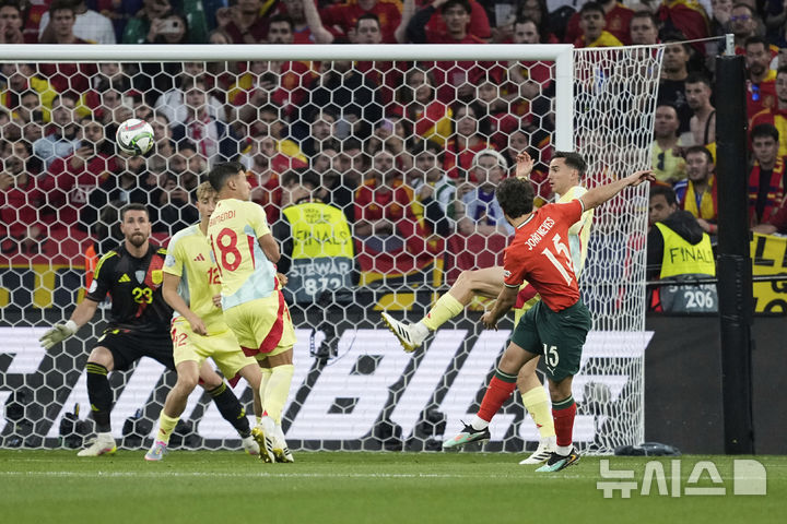 [뮌헨=AP/뉴시스] 포르투갈 주앙 네베스가 8일(현지 시간) 독일 뮌헨의 알리안츠 아레나에서 열린 2024-25 유럽축구연맹(UEFA) 네이션스리그(UNL) 스페인과의 결승전에서 슛을 시도하고 있다. 포르투갈은 연장까지 2-2 무승부를 기록해 승부차기 끝에 5-3으로 승리해 6년 만에 정상에 올랐다. 크리스티아누 호날두는 후반 16분 동점 골을 넣어 A매치 138호 골을 기록했다. 2025.06.09.