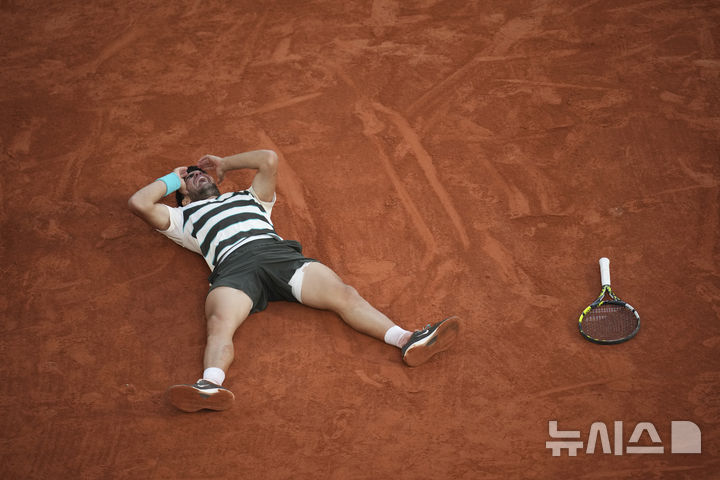 [파리=AP/뉴시스] 카를로스 알카라스(2위·스페인)가 8일(현지 시간) 프랑스 파리 롤랑가로스에서 열린 프랑스오픈 남자 단식 결승전에서 얀니크 신네르(1위·이탈리아)에게 역전승을 거둔 후 코트에 누워 포효하고 있다. 알카라스는 5시간 29분 대접전 끝에 3-2(4-6 6-7 6-4 7-6 7-6) 역전승을 거두고 대회 2연패를 달성했다. 2025.06.09.