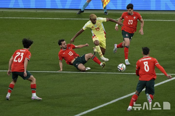 [뮌헨=AP/뉴시스] 8일(현지 시간) 독일 뮌헨의 알리안츠 아레나에서 열린 2024-25 유럽축구연맹(UEFA) 네이션스리그(UNL) 포르투갈 대 스페인 결승전에서 선수들이 볼다툼을 하고 있다. 포르투갈은 연장까지 2-2 무승부를 기록해 승부차기 끝에 5-3으로 승리해 6년 만에 정상에 올랐다. 크리스티아누 호날두는 후반 16분 동점 골을 넣어 A매치 138호 골을 기록했다. 2025.06.09.