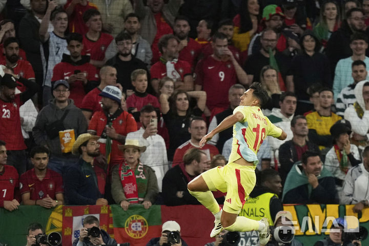 <font style="vertical-align: inherit;"><font style="vertical-align: inherit;">[뮌헨=AP/뉴시스] 스페인 마르코 수비멘디가 8일(현지 시간) 독일 뮌헨의 알리안츠 아레나에서 열린 2024-25 유럽축구연맹(UEFA) 네이션스리그(UNL) 포르투갈과의 결승전에서 선제골을 넣은 뒤 기뻐하고 있다. 포르투갈은 연장까지 2-2 무승부를 기록해 승부차기 끝에 5-3으로 승리해 6년 만에 정상에 올랐다. 크리스티아누 호날두는 후반 16분 동점 골을 넣어 A매치 138호 골을 기록했다. 2025.06.09.</font></font>