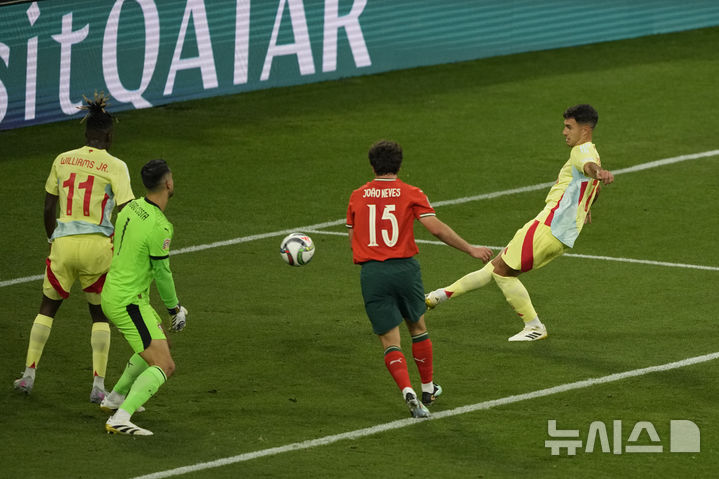 [뮌헨=AP/뉴시스] 8일(현지 시간) 독일 뮌헨의 알리안츠 아레나에서 열린 2024-25 유럽축구연맹(UEFA) 네이션스리그(UNL) 포르투갈 대 스페인 결승전에서 선수들이 볼다툼을 하고 있다. 포르투갈은 연장까지 2-2 무승부를 기록해 승부차기 끝에 5-3으로 승리해 6년 만에 정상에 올랐다. 크리스티아누 호날두는 후반 16분 동점 골을 넣어 A매치 138호 골을 기록했다. 2025.06.09.