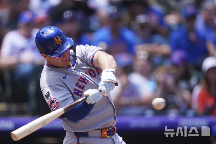 [덴버=AP/뉴시스] 메이저리그 뉴욕 메츠의 피트 알론소는 9일(한국 시간) 미국 콜로라도주 덴버의 쿠어스필드에서 벌어진 2025 MLB 콜로라도 로키스와의 경기에 4번 타자 1루수로 선발 출전해 6타수 3안타 2홈런 4타점을 기록했다.