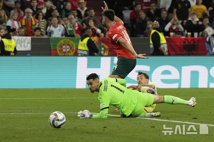 <font style="vertical-align: inherit;"><font style="vertical-align: inherit;">[뮌헨=AP/뉴시스] 스페인의 미켈 오야르사발(오른쪽)이 8일(현지 시간) 독일 뮌헨의 알리안츠 아레나에서 열린 2024-25 유럽축구연맹(UEFA) 네이션스리그(UNL) 포르투갈과의 결승전에서 팀의 두번째 골을 넣고 있다. 포르투갈은 연장까지 2-2 무승부를 기록해 승부차기 끝에 5-3으로 승리해 6년 만에 정상에 올랐다. 크리스티아누 호날두는 후반 16분 동점 골을 넣어 A매치 138호 골을 기록했다. 2025.06.09.</font></font>