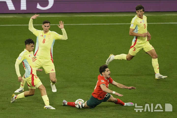 [뮌헨=AP/뉴시스] 8일(현지 시간) 독일 뮌헨의 알리안츠 아레나에서 열린 2024-25 유럽축구연맹(UEFA) 네이션스리그(UNL) 포르투갈 대 스페인 결승전에서 선수들이 볼다툼을 하고 있다. 포르투갈은 연장까지 2-2 무승부를 기록해 승부차기 끝에 5-3으로 승리해 6년 만에 정상에 올랐다. 크리스티아누 호날두는 후반 16분 동점 골을 넣어 A매치 138호 골을 기록했다. 2025.06.09.