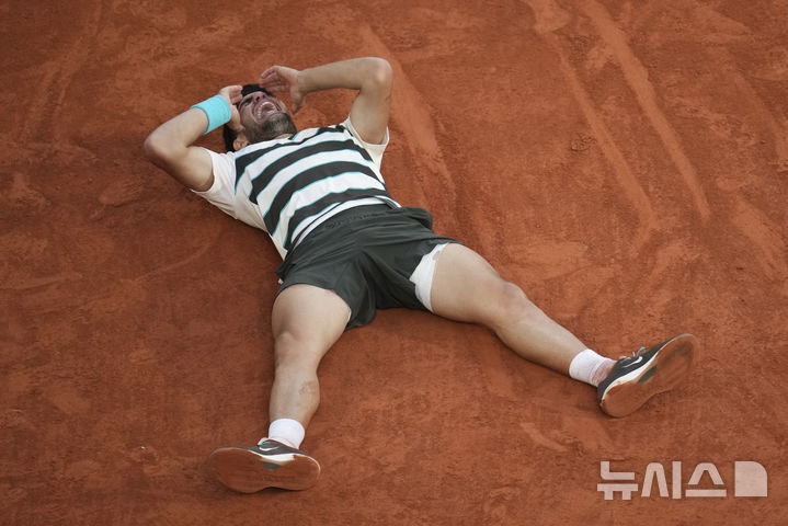 [파리=AP/뉴시스] 카를로스 알카라스(2위·스페인)가 8일(현지 시간) 프랑스 파리 롤랑가로스에서 열린 프랑스오픈 남자 단식 결승전에서 얀니크 신네르(1위·이탈리아)와 경기를 승리한 뒤 기뻐하고 있다. 알카라스는 신네르와 5시간 29분 대접전 끝에 3-2(4-6 6-7 6-4 7-6 7-6) 역전승을 거두고 대회 2연패를 달성했다. 2025.06.09.