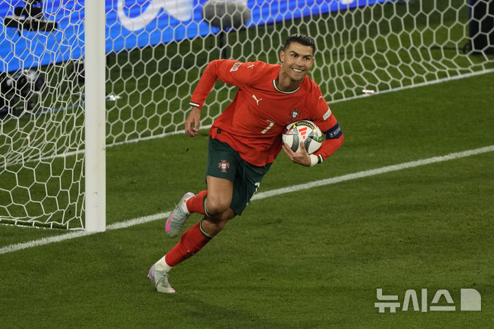 <font style="vertical-align: inherit;"><font style="vertical-align: inherit;">[뮌헨=AP/뉴시스] 포르투갈 크리스티아누 호날두가 8일(현지 시간) 독일 뮌헨의 알리안츠 아레나에서 열린 2024-25 유럽축구연맹(UEFA) 네이션스리그(UNL) 스페인과의 결승전에서 팀의 두번째 골을 넣은 뒤 기뻐하고 있다. 포르투갈은 연장까지 2-2 무승부를 기록해 승부차기 끝에 5-3으로 승리해 6년 만에 정상에 올랐다. 크리스티아누 호날두는 후반 16분 동점 골을 넣어 A매치 138호 골을 기록했다. 2025.06.09.</font></font>