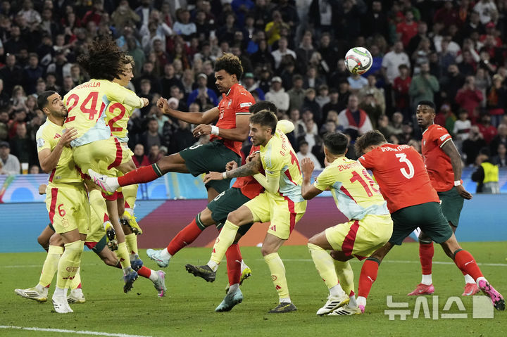 <font style="vertical-align: inherit;"><font style="vertical-align: inherit;">[뮌헨=AP/뉴시스] 스페인의 마크 쿠쿠렐라가 8일(현지 시간) 독일 뮌헨의 알리안츠 아레나에서 열린 2024-25 유럽축구연맹(UEFA) 네이션스리그(UNL) 포르투갈와의 결승전에서 헤딩하고 있다. 포르투갈은 연장까지 2-2 무승부를 기록해 승부차기 끝에 5-3으로 승리해 6년 만에 정상에 올랐다. 크리스티아누 호날두는 후반 16분 동점 골을 넣어 A매치 138호 골을 기록했다. 2025.06.09.</font></font>