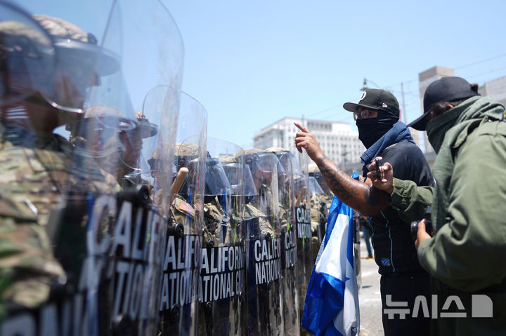 [로스앤젤레스=AP/뉴시스] 8일(현지 시간) 미 캘리포니아주 로스앤젤레스 도심에서 이민세관단속국(ICE)의 불법 이민자 단속 및 체포에 항의하는 시위대가 경찰과 충돌하고 있다. 도널드 트럼프 대통령은 불법 이민자 단속에 항의하는 시위 참가자들은 마스크를 착용해서는 안 된다고 밝혔다. 2025.06.09.