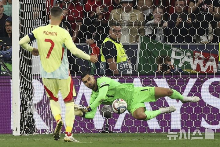 <font style="vertical-align: inherit;"><font style="vertical-align: inherit;">[뮌헨=AP/뉴시스] 포르투갈 골키퍼 디오고 코스타가 8일(현지 시간) 독일 뮌헨의 알리안츠 아레나에서 열린 2024-25 유럽축구연맹(UEFA) 네이션스리그(UNL) 스페인과의 결승전 승부차기에서 선방하고 있다. 포르투갈은 연장까지 2-2 무승부를 기록해 승부차기 끝에 5-3으로 승리해 6년 만에 정상에 올랐다. 크리스티아누 호날두는 후반 16분 동점 골을 넣어 A매치 138호 골을 기록했다. 2025.06.09.</font></font>