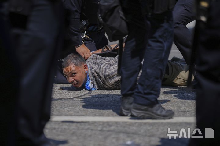 LA서 불법 이민자 단속 항의 시위 격화... 트럼프 "급진 좌파 시위 용납... - 뉴스 썸네일 이미지
