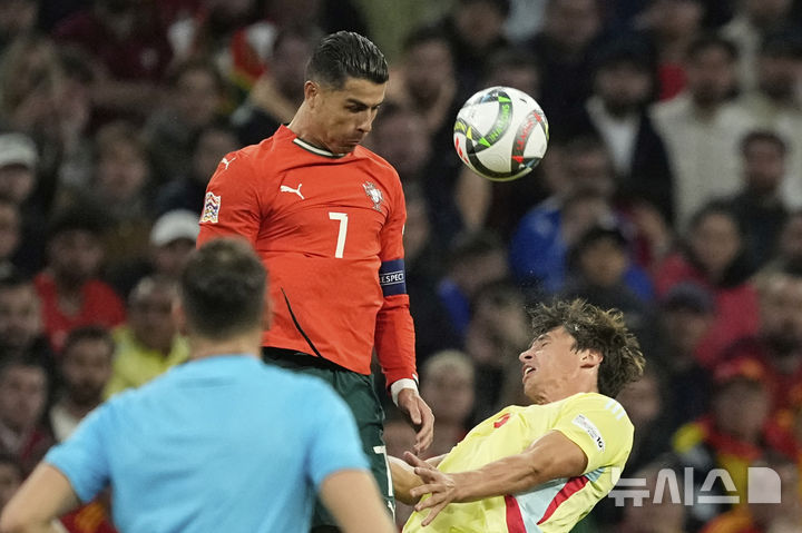 [뮌헨=AP/뉴시스]포르투갈의 크리스티아누 호날두 선수가 8일 독일 뮌헨의 알리안츠 아레나에서 열린 2024-25 유럽축구연맹(UEFA) 네이션스리그(UNL) 스페인과의 결승전에서 헤딩 경합을 하고 있다. 축구에서 헤딩하는 것이 즉각적인 증상이나 인지 장애를 촉발하지는 않더라도, 뇌에 미묘한 변화를 일으킬 수 있다는 새로운 연구 결과가 호주에서 발표됐다. 2025.06.20.