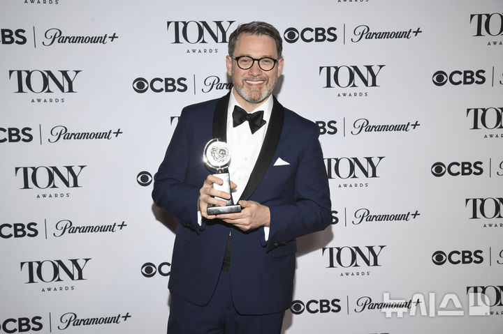 [뉴욕=AP/뉴시스] 연출가 마이클 아든이 8일(현지 시간) 미국 뉴욕 라디오시티 뮤직홀에서 열린 제78회 토니상 시상식에서 창작 뮤지컬 '어쩌면 해피 엔딩'(Maybe Happy Ending)으로 최우수 연출상을 받은 후 기자실에서 기념 촬영하고 있다. 2025.06.09.