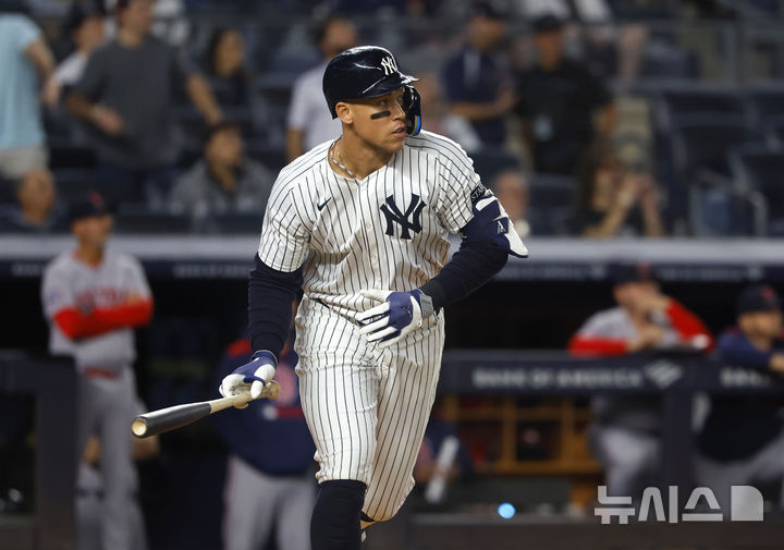 [뉴욕=AP/뉴시스] 뉴욕 양키스의 애런 저지가 9일(한국 시간) 미국 뉴욕 양키스타디움에서 벌어진 2025 메이저리그(MLB) 보스턴 레드삭스와의 경기에서 9회말 투런포를 때려낸 후 타구를 바라보고 있다. 2025.06.09