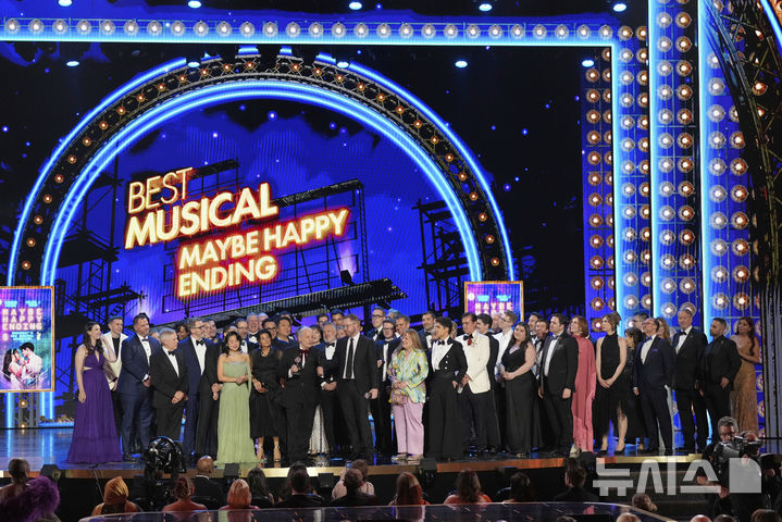 [뉴욕=AP/뉴시스]8일(현지 시간) 미국 뉴욕 라디오시티 뮤직홀에서 열린 제78회 토니상 시상식에서 창작 뮤지컬 '어쩌면 해피 엔딩'(Maybe Happy Ending) 출연진과 제작진이 작품상을 수상하고 있다. 2025.06.09.