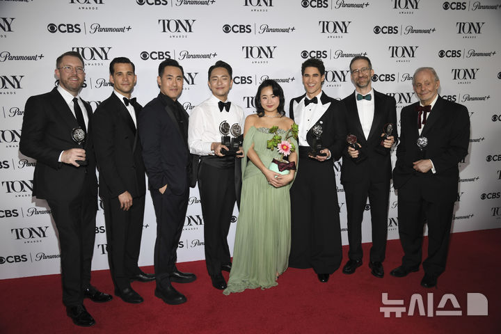 <font style="vertical-align: inherit;"><font style="vertical-align: inherit;">[뉴욕=AP/뉴시스] 8일(현지 시간) 미국 뉴욕 라디오시티 뮤직홀에서 열린 제78회 토니상 시상식에서 최우수 뮤지컬상을 수상한 창작 뮤지컬 '어쩌면 해피 엔딩'(Maybe Happy Ending) 팀이 기념촬영 하고 있다.</font></font><font style="vertical-align: inherit;"><font style="vertical-align: inherit;"></font></font><font style="vertical-align: inherit;"><font style="vertical-align: inherit;">왼쪽부터 헌터 아놀드, 데즈 듀론, 마커스 최, 박천휴, 헬렌 J. 셴, 대런 크리스, 윌 애런슨, 제프리 리처드. 2025.06.09.</font></font>
