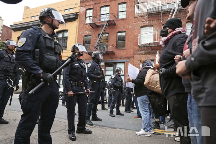[AP/뉴시스] 8일 미국 샌프란시스코의 샌섬로 연방 이민세관단속국 사무실 인근에서 경찰과 시위대가 얼굴을 마주하고 있다 