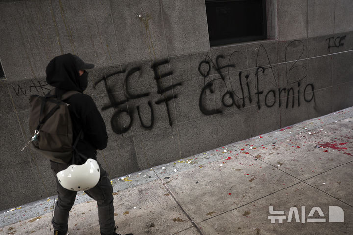 [AP/뉴시스] 연방이민 사무실에 낙서 시위 
