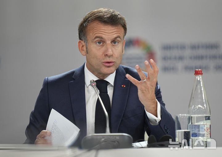 [니스=AP/뉴시스] 에마뉘엘 마크롱 프랑스 대통령이 9일(현지 시간) 프랑스 남부 해안 도시 니스에서 열린 제3차 유엔 해양총회 개막식에서 연설하고 있다. 마크롱 대통령은 "그린란드는 판매 대상이 아니다"라며, 도널드 트럼프 미국 대통령의 영토 확장 야욕을 규탄했다. 2025.06.09.