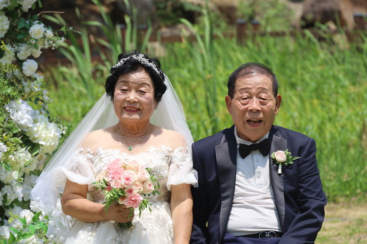 [대구=뉴시스] 지난 7일 대구 동구 팔공산 갓바위 자생식물원에서 국가유공자 부부가 뒤늦은 결혼식을 올리고 있다. (사진=국립공원공단 팔공산국립공원동부사무소 제공) 2025.06.09. photo@newsis.com *재판매 및 DB 금지