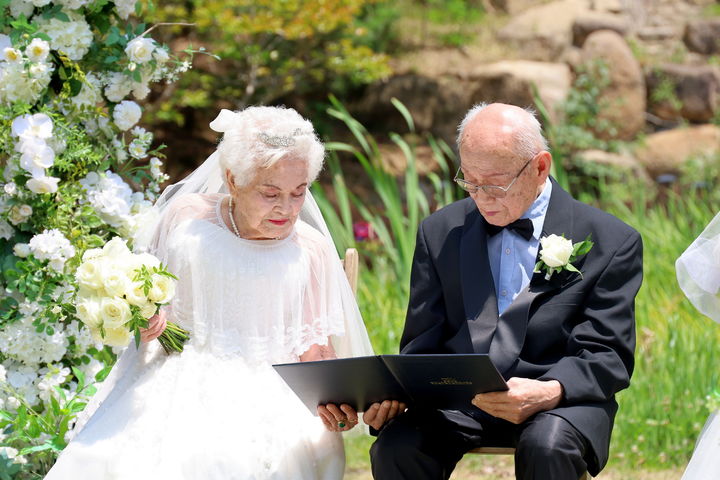 [대구=뉴시스] 지난 7일 대구 동구 팔공산 갓바위 자생식물원에서 국가유공자 부부가 뒤늦은 결혼식을 올리고 있다. (사진=국립공원공단 팔공산국립공원동부사무소 제공) 2025.06.09. photo@newsis.com *재판매 및 DB 금지