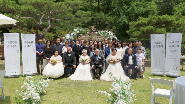 [대구=뉴시스] 지난 7일 대구 동구 팔공산 갓바위 자생식물원에서 국가유공자 부부가 뒤늦은 결혼식을 올리고 있다. (사진=국립공원공단 팔공산국립공원동부사무소 제공) 2025.06.09. photo@newsis.com *재판매 및 DB 금지