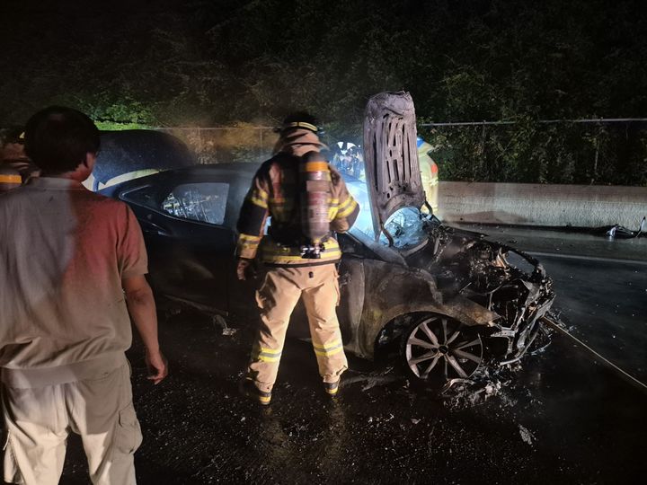 [홍성=뉴시스] 지난 8일 오후 9시48분께 서해안고속도로 상행선 217㎞ 충남 홍성군 은하면 부근에서 차량화재가 나 소방대원들이 진화에 나서고 있다. (사진=홍성소방서 제공) 2025.06.09. photo@newsis.com *재판매 및 DB 금지