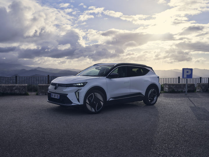 [서울=뉴시스] 르노코리아가 전기 스포츠실용차(SUV) 세닉 E-Tech 100% 일렉트릭의 8월 출시를 앞두고 '웨이팅 프로그램'의 일환으로 다양한 고객 이벤트를 진행한다고 9일 밝혔다. (사진=르노코리아 제공) photo@newsis.com *재판매 및 DB 금지